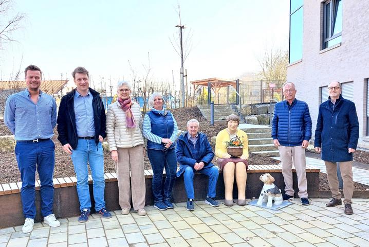 K640 Warum sitzt eine Dame mit Hund vorm Gellenbecker Pflegeheim HMB 2025 03 27